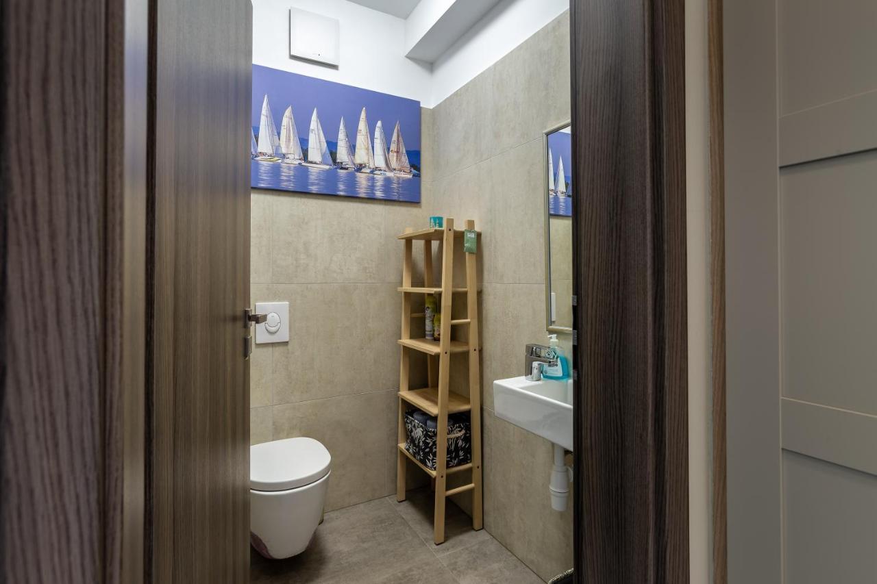Lake Side Luxury Steps To The Lake Lela - Happy Rentals Balatonlelle Εξωτερικό φωτογραφία
