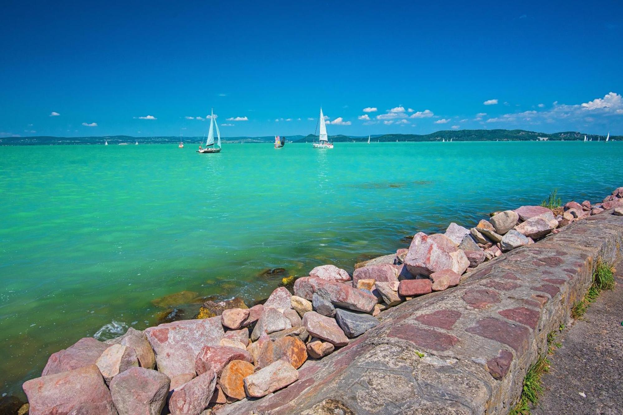 Lake Side Luxury Steps To The Lake Lela - Happy Rentals Balatonlelle Εξωτερικό φωτογραφία