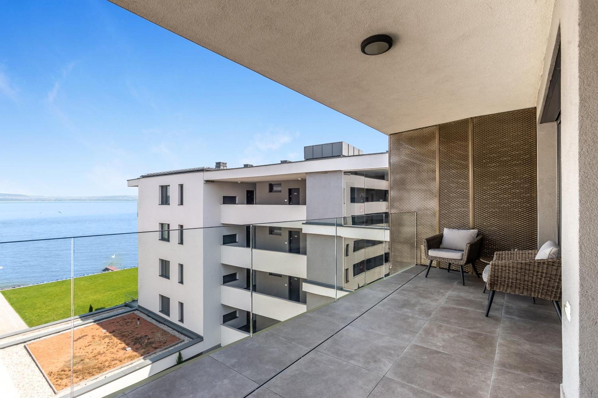 Lake Side Luxury Steps To The Lake Lela - Happy Rentals Balatonlelle Εξωτερικό φωτογραφία