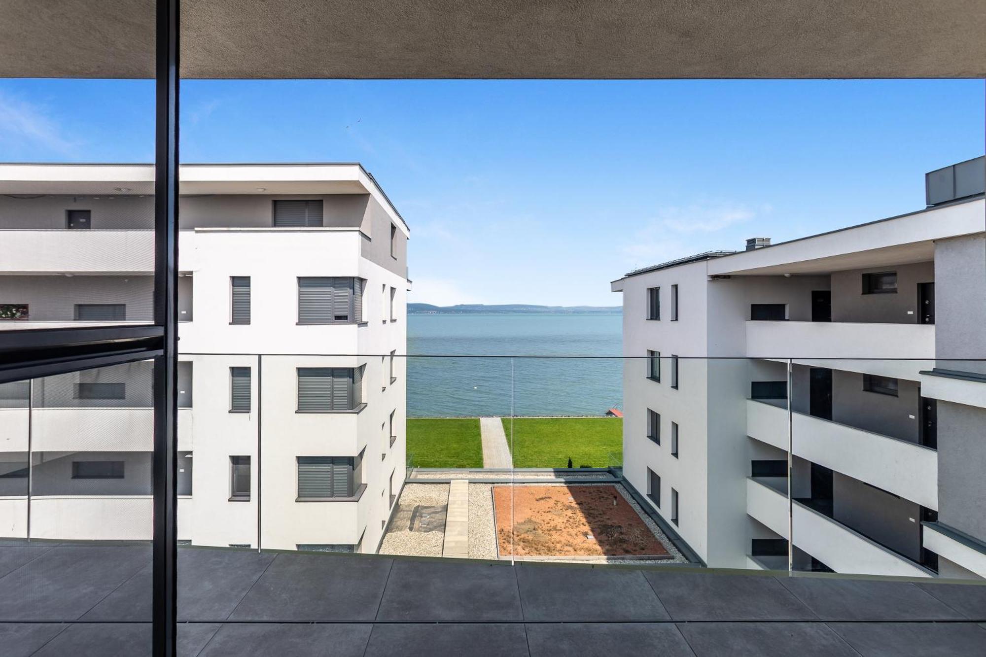 Lake Side Luxury Steps To The Lake Lela - Happy Rentals Balatonlelle Εξωτερικό φωτογραφία