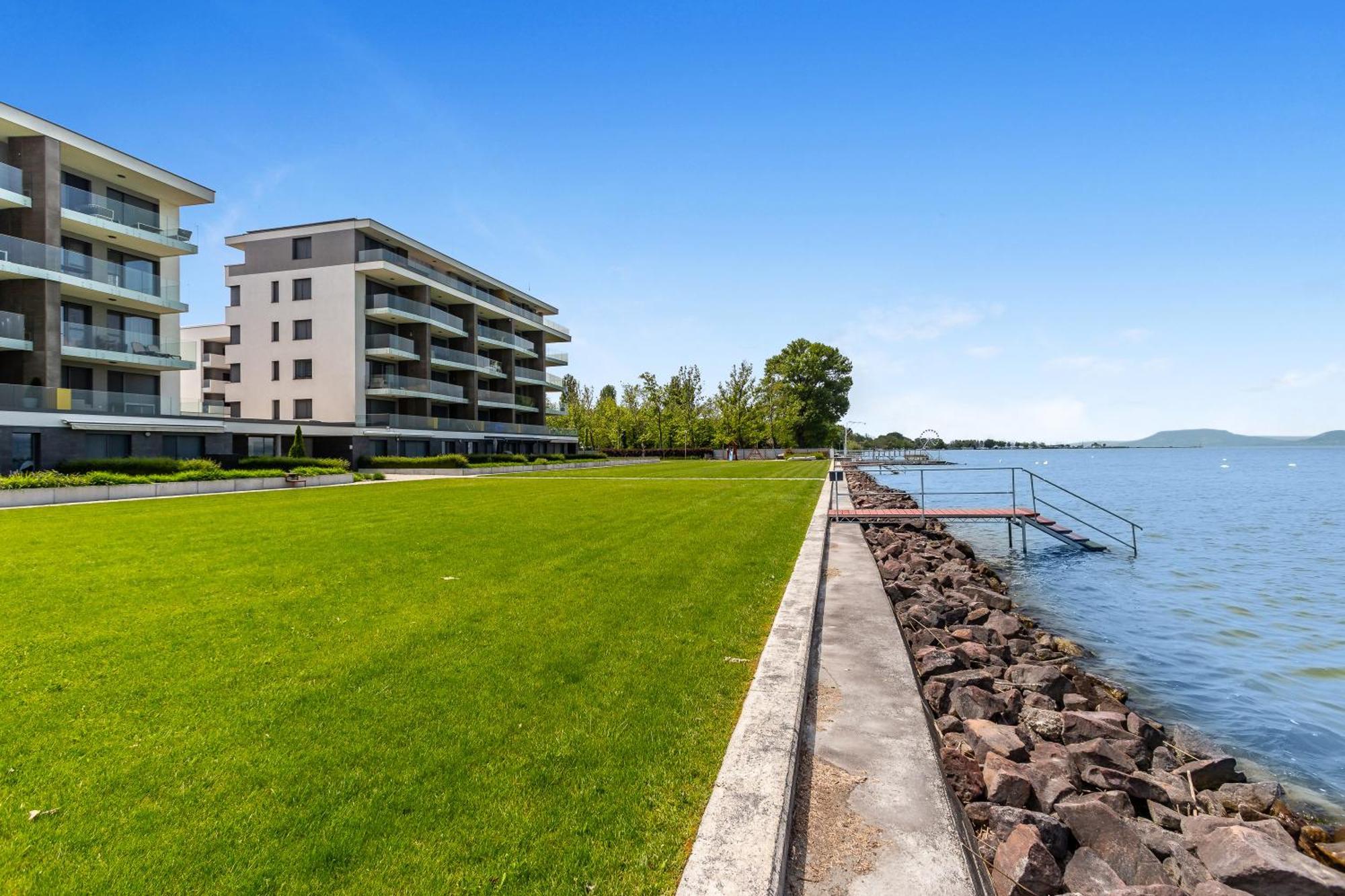 Lake Side Luxury Steps To The Lake Lela - Happy Rentals Balatonlelle Εξωτερικό φωτογραφία