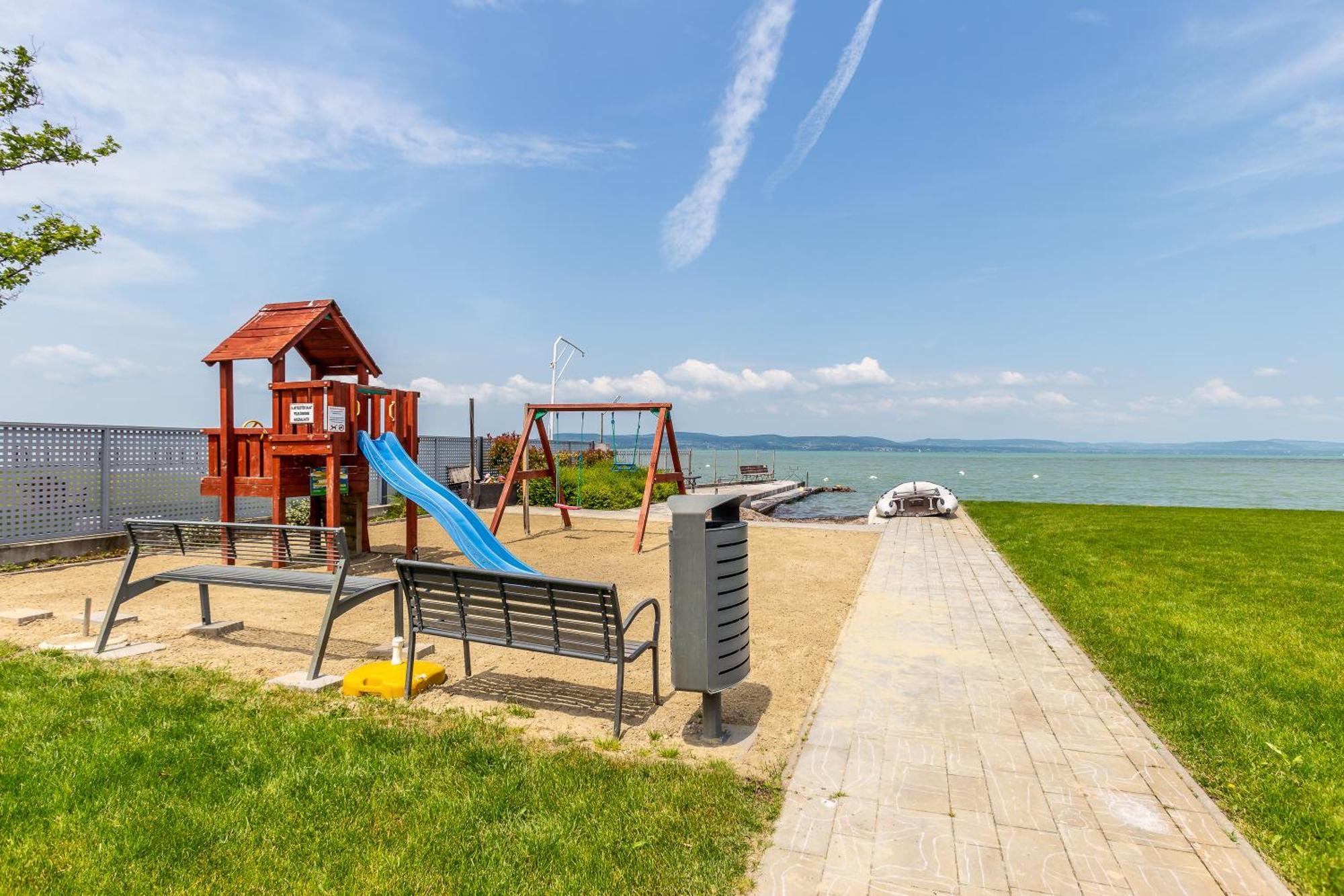 Lake Side Luxury Steps To The Lake Lela - Happy Rentals Balatonlelle Εξωτερικό φωτογραφία